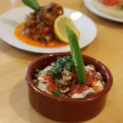 Essen mit Syrern Unsere syrischen Freunde haben La Taste zum Essen eingeladen.