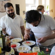 Essen mit Syrern Unsere syrischen Freunde haben La Taste zum Essen eingeladen.