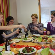Essen mit Syrern Unsere syrischen Freunde haben La Taste zum Essen eingeladen.