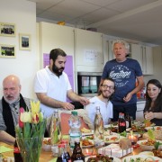 Essen mit Syrern Unsere syrischen Freunde haben La Taste zum Essen eingeladen.