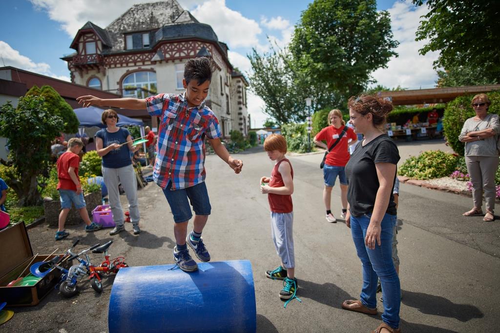 Der Mitmachzirkus Torkelini aus dem Kinderdorf Bergisch Gladbach war gekommen, um das Kinderdorf in Eltville beim Sommerfest zu unterstützen. Hier konnte sich jeder in Akrobatik ausprobieren.