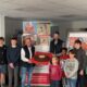 Geschäftsführer "Die Lohners" Marc Kranz (Mitte) übergibt Spendentaler XXL an das Bethanien Kinderdorf in Eltville.