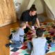 Gruppenleiterin Anna-Lena Morsch spielt mit den Kindern im Kinderzimmer vor dem Tipi-Zelt