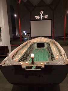 Dieses original Flüchtlingsboot wurde von Kardinal Woelki im Kölner Dom ausgestellt, jetzt wurde es in der Pfarrgemeinde Refrath von Jugendlichen und Flüchtlingen des Kinderdorfes zum Symbol für Hoffnung trotz Flucht gestaltet